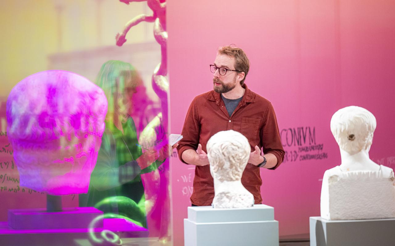 Conservator Bastiaan Steffens geeft uitleg bij de expositie 'Sterven in Schoonheid' in het Drents Museum in Assen. Conservator Bastiaan Steffens geeft uitleg bij de expositie 'Sterven in Schoonheid' in het Drents Museum in Assen.
