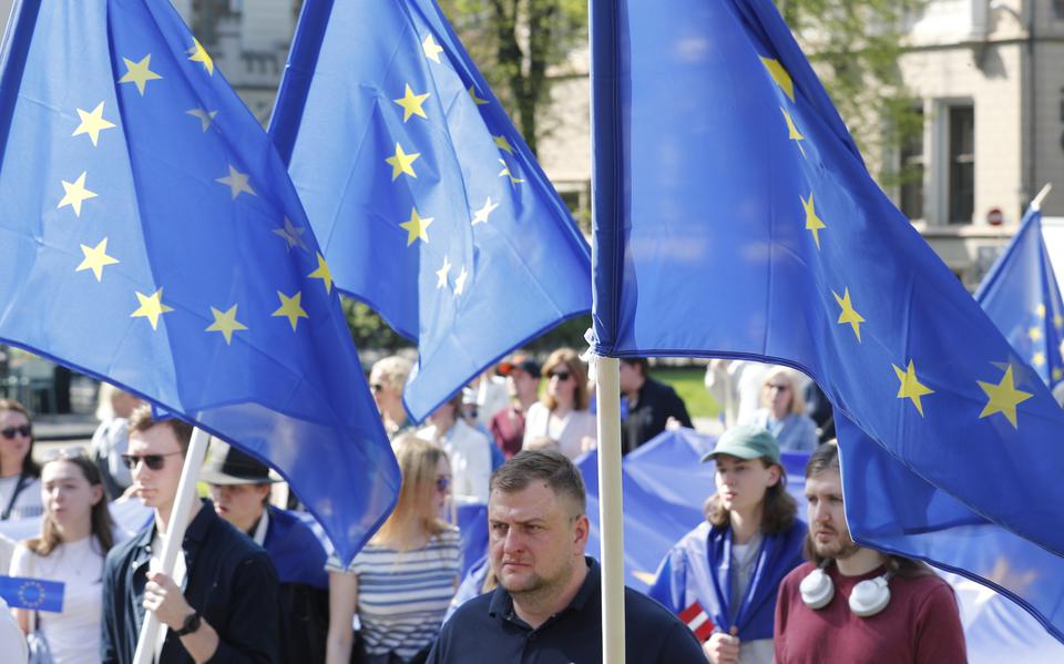 Pro-Europademonstranten dragen de blauwe Europese vlag tijdens een manifestatie in de Letse hoofdstad Riga, ter ere van het 20-jarig lidmaatschap van de Europese Unie op 1 mei.
