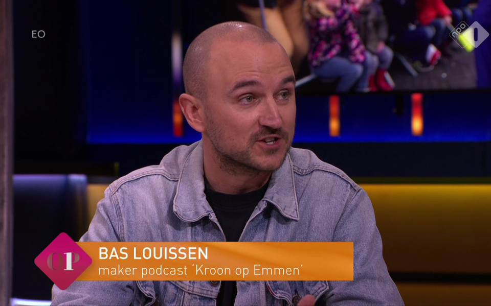 Podcastmaker Bas Louissen uit Emmen bij Op1 met burgemeester Eric van Oosterhout.