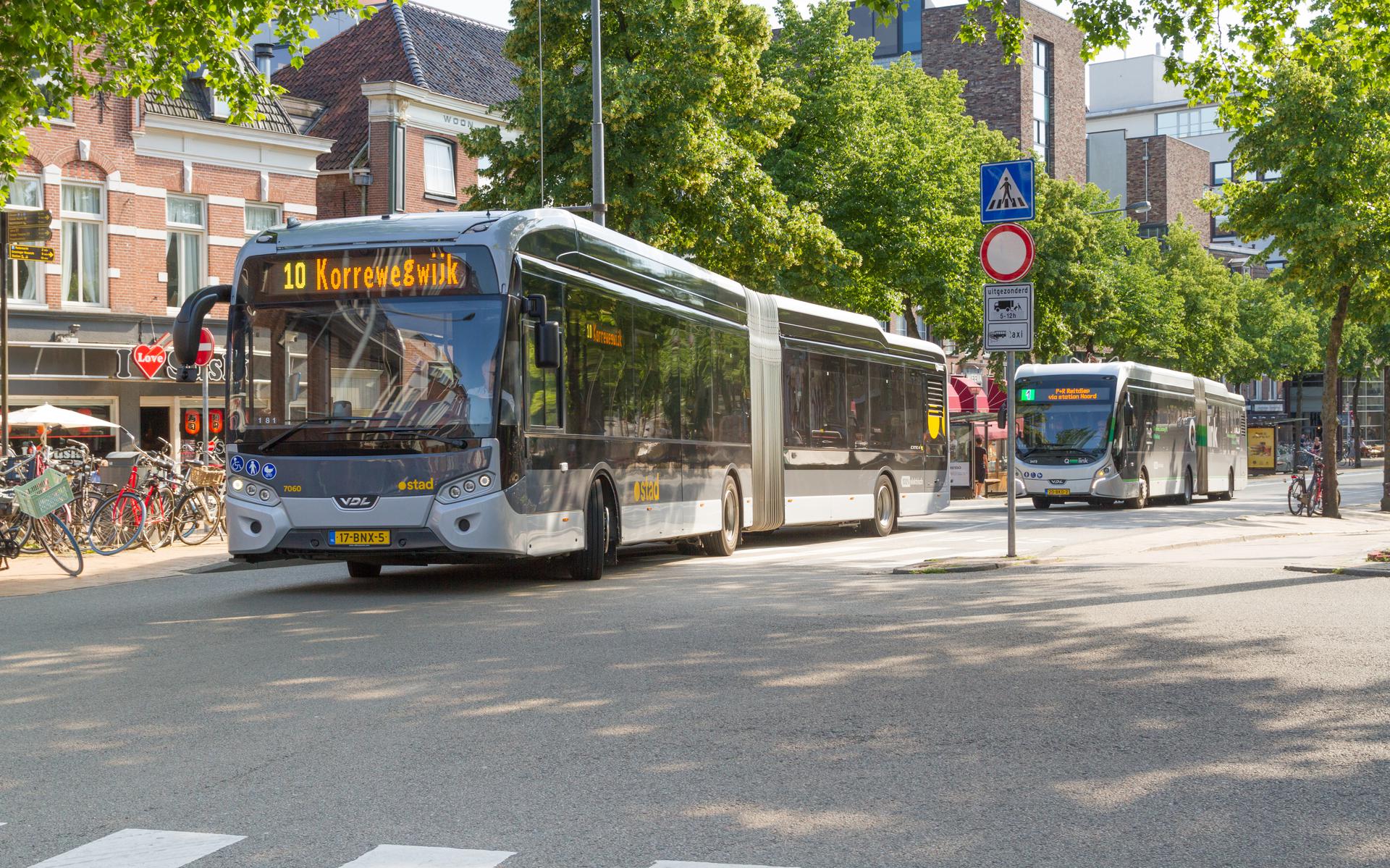 Elektrische bussen, zoals deze VDL stadsbus en Heuliez Q-link bus in Groningen, krijgen er versneld ruim 150 broertjes en zusjes bij. 