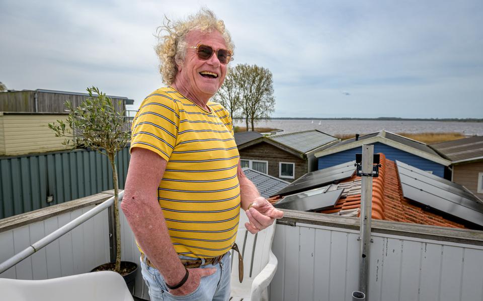 Bert Pot op zijn dakterras met uitzicht op het Zuidlaardermeer.