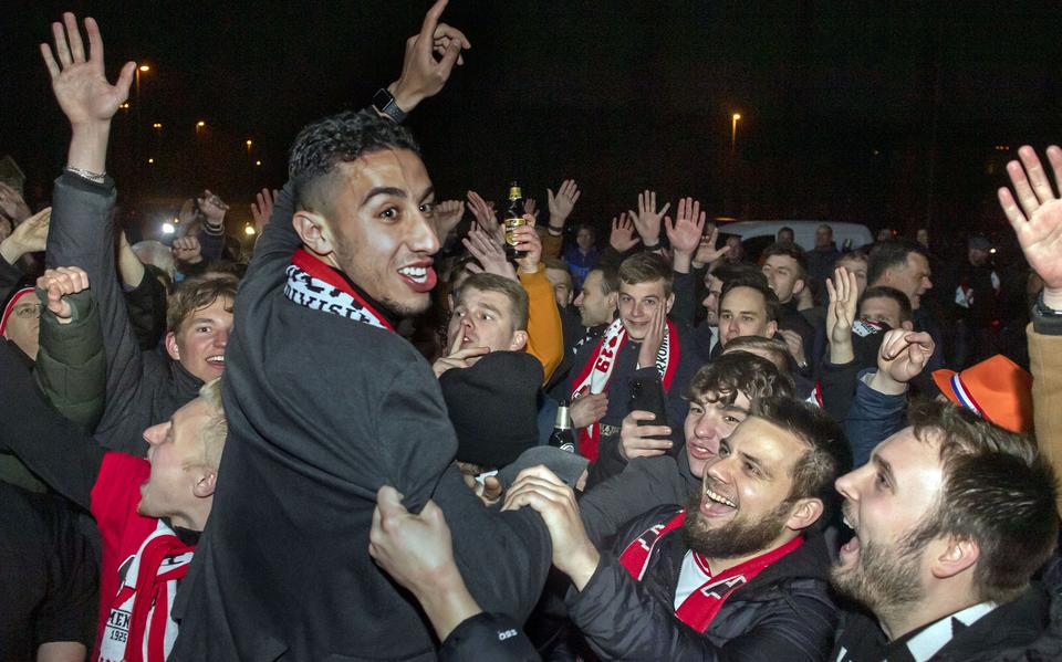 Reda Kharchouch tussen de supporters.
