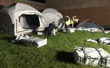 Vrijwilligers van het Rode Kruis bouwden maandag tenten op voor het azc in Ter Apel.