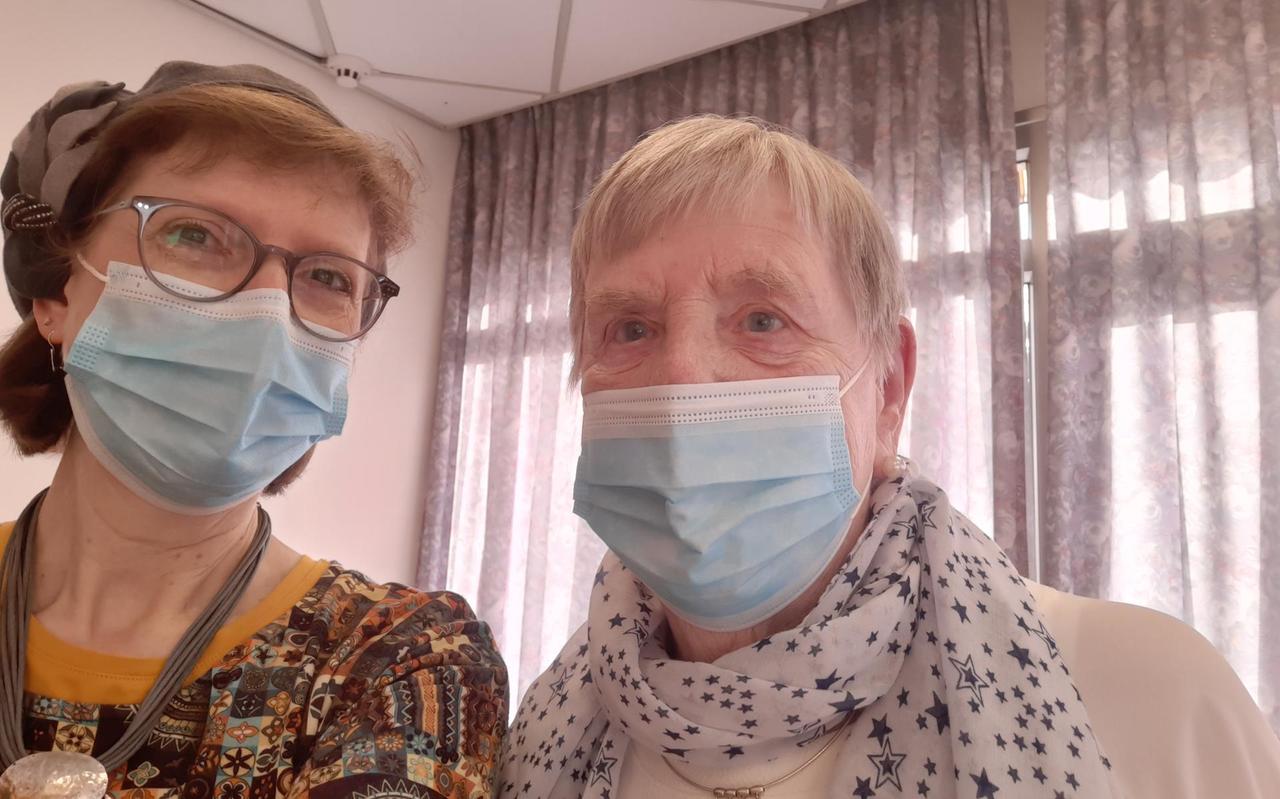 De uit Groningen afkomstige directeur Shoshannah Nasch en bewoonster Regina Duvenkot, eerder dit jaar in verzorgingscentrum Beth Juliana. De uit Groningen afkomstige directeur Shoshannah Nasch en bewoonster Regina Duvenkot, eerder dit jaar in verzorgingscentrum Beth Juliana.