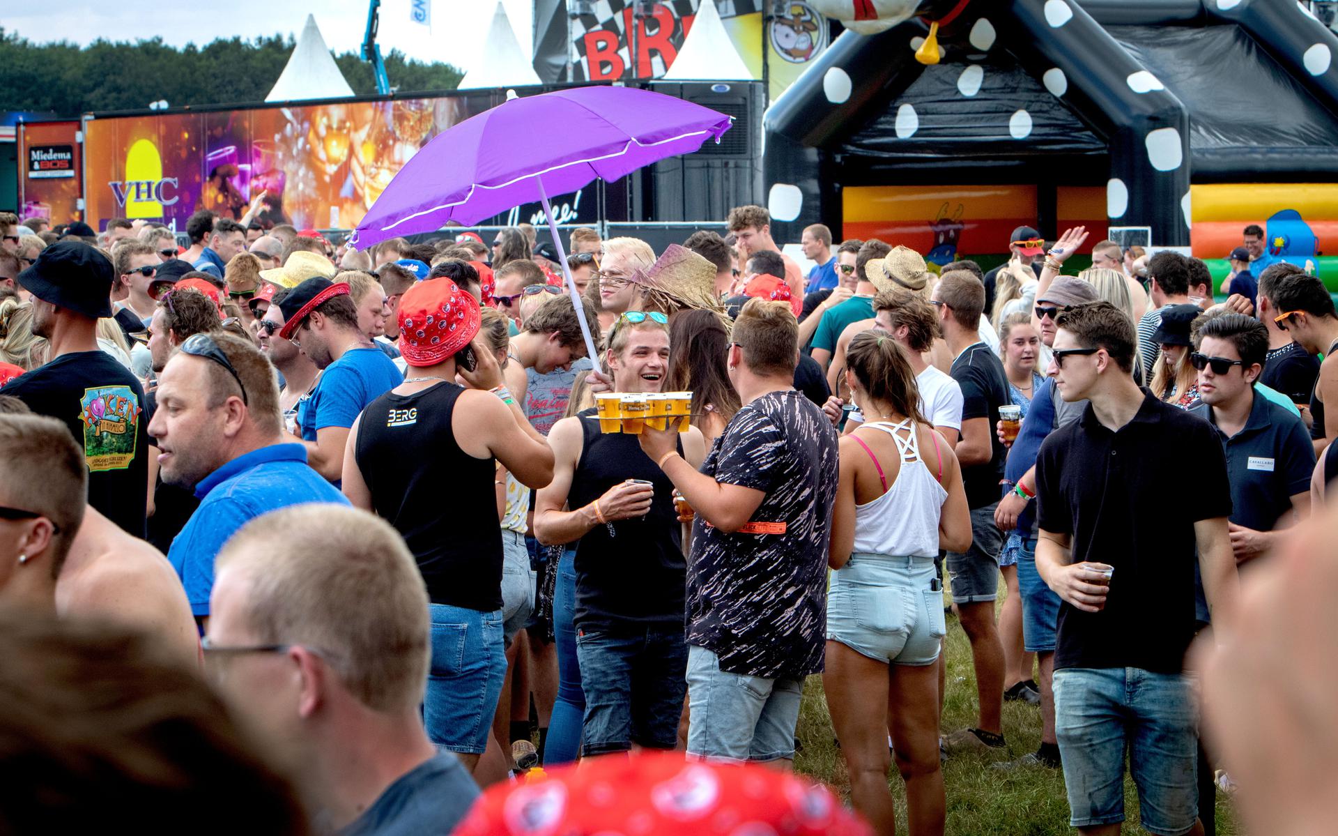 Boerenrock hotseflots, tijd voor pils en kots. Tienduizenden jongeren