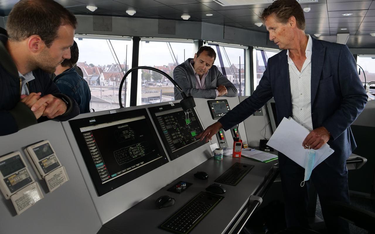 Doeksen-directeur Paul Melles geeft tekst en uitleg bij de geavanceerde apparatuur in de stuurhut. Doeksen-directeur Paul Melles geeft tekst en uitleg bij de geavanceerde apparatuur in de stuurhut.