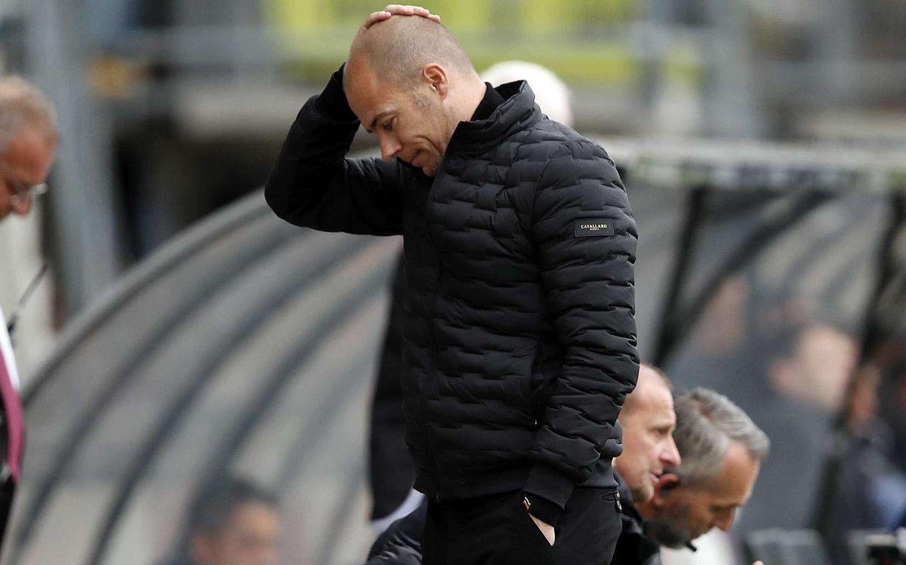 Woedende Danny Buijs langs de lijn tegen Sparta: ,,Of ze moeten aangeven dat er iemand anders voor de groep moet komen te staan. Dat is ook een oplossing.'' Woedende Danny Buijs langs de lijn tegen Sparta: ,,Of ze moeten aangeven dat er iemand anders voor de groep moet komen te staan. Dat is ook een oplossing.''