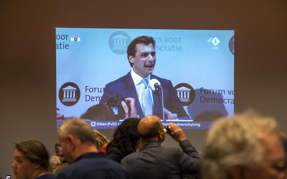 De uitslagenavond van de vorige Statenverkiezing in 2019. In Assen juichen de gekozen leden van Forum voor Democratie nog eensgezind voor hun leider Thierry Baudet.