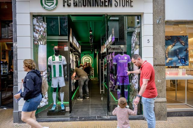 Fanshop FC Groningen in de binnenstad trekt veel bekijks. ‘Mooi om al die FC-tasjes in de Herestraat