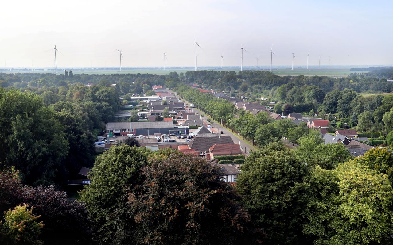 Windpark Drentse Monden en Oostermoer met op de voorgrond Ceresdorp in Stadskanaal.