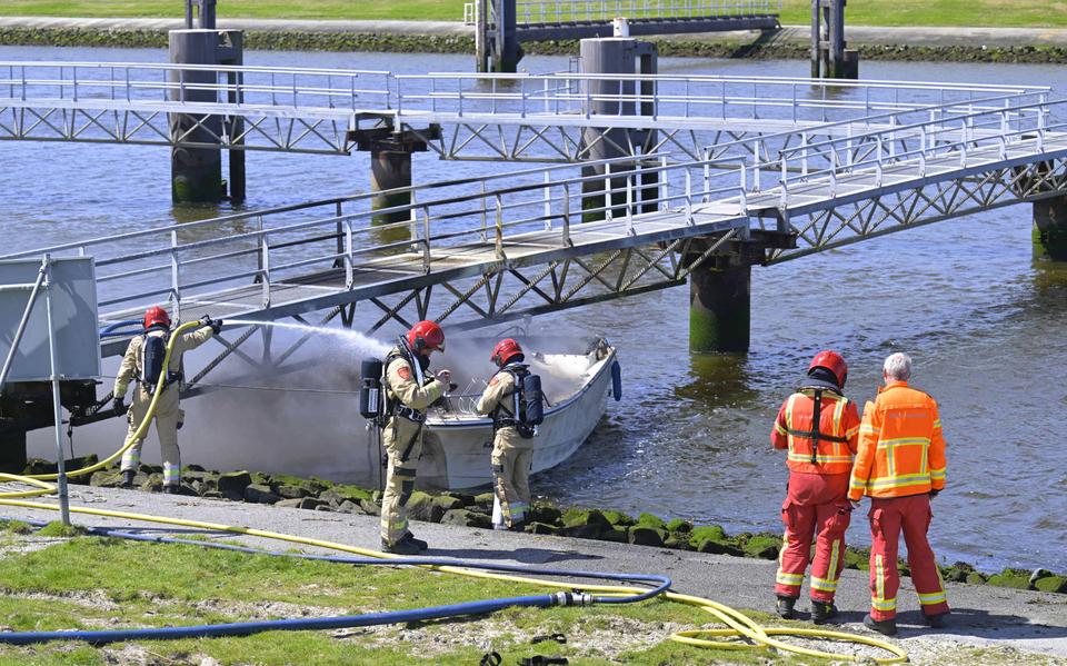 In de haven van Farmsum is zaterdagmiddag een schip in brand gevlogen.