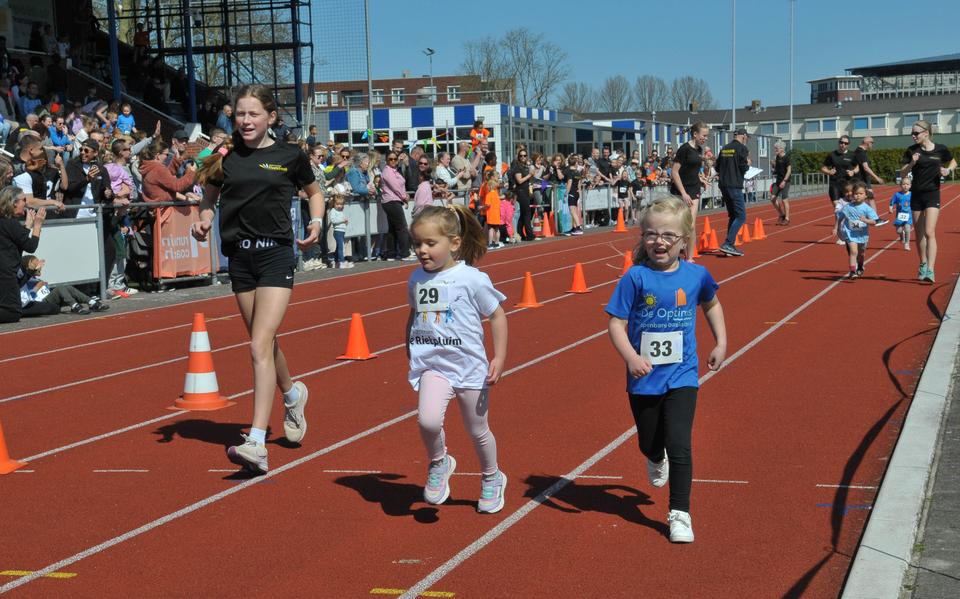 De jongste deelnemers gaan tijdens de 200 meter op de finish af. 