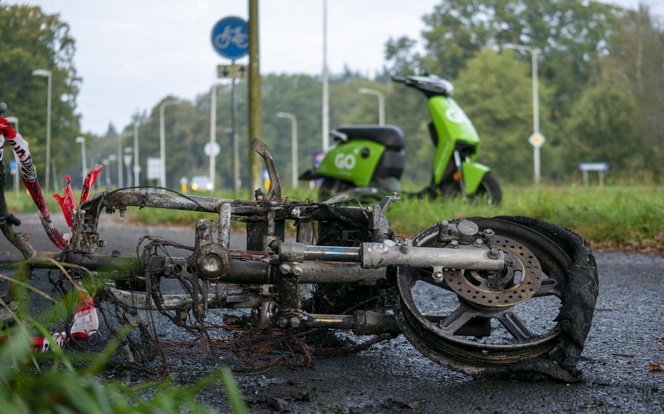 Op de Rolderhoofdweg in Assen brandde zondagnacht de zoveelste groene deelscooter uit. 
