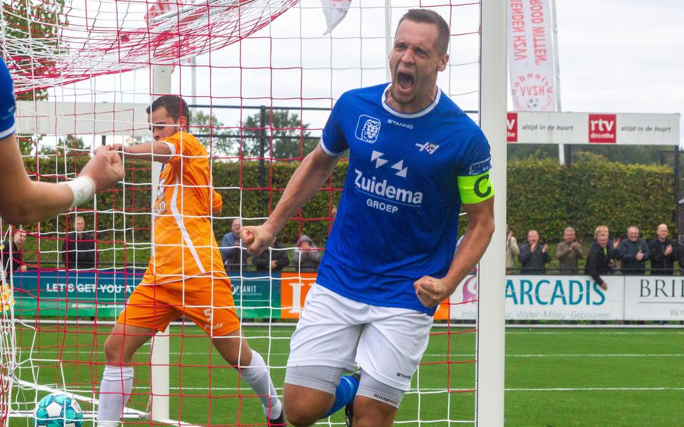 En dat is de zesde goal voor Hoogeveen in het 'heenduel' tegen VKW, eerder dit seizoen. Hoogeveen-aanvoerder Levon van Dijk kan z'n geluk niet op.