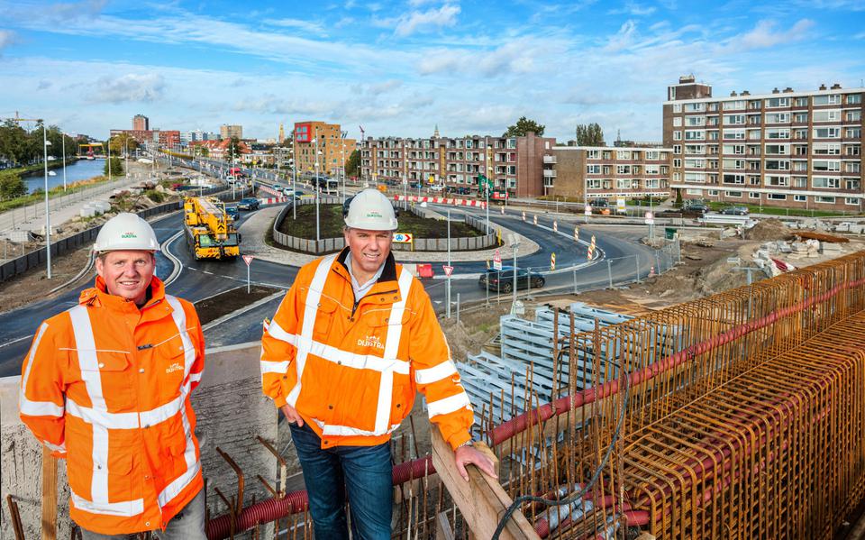 Edwin Oostinga (l.) en Erik Poel (r.) bij de nieuwe Ringweg Zuid in Groningen.