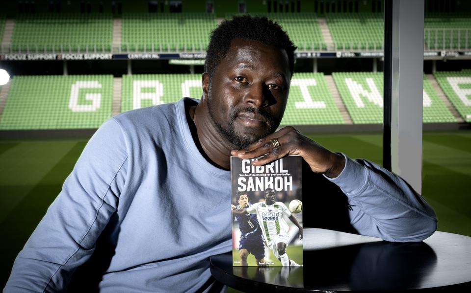 Gibril Sankoh met zijn boek 'Van bootvluchteling tot profvoetballer'.
