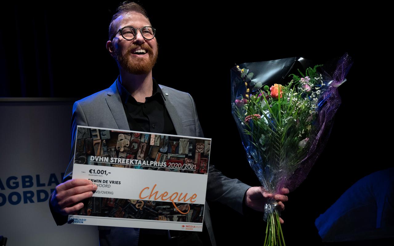 Erwin de Vries was blij als winnaar verrast met de Dagblad van het Noorden Streektaalprijs. 
