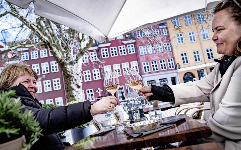 Een glas wijn op het terras nadat de coronamaatregelen flink zijn versoepeld in Kopenhagen.