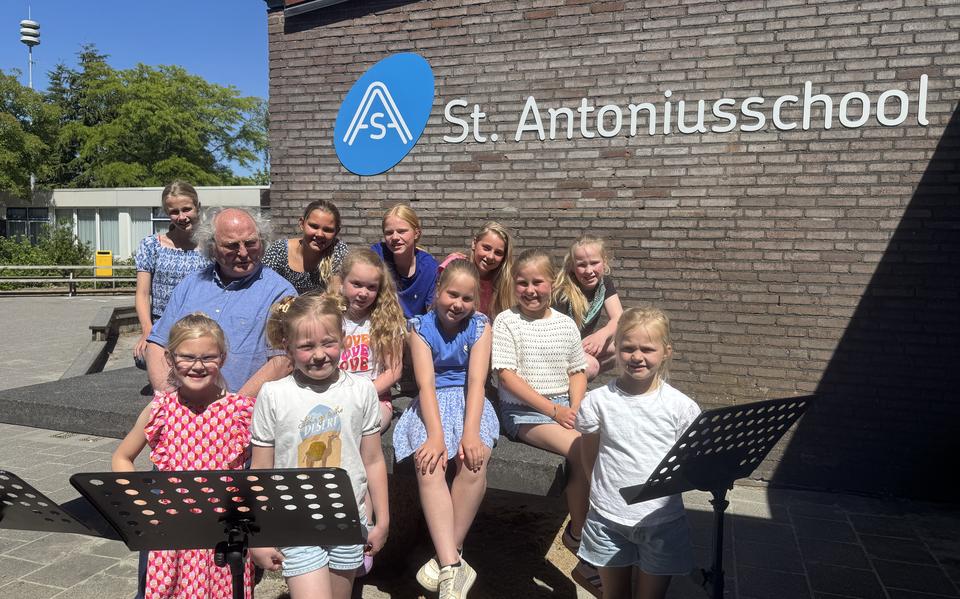 Het kinderkoor van de Antoniusschool in Musselkanaal onder leiding van Klaas Withaar. 