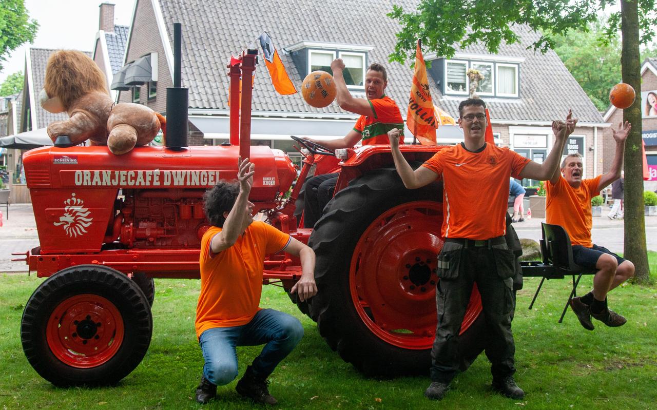 Uitbater Johan van der Laan (l) oefent alvast met de broers Paul en Hans Schieving en hun vader Rinus op de 'schopstoel' van de knaloranje trekker, die door de Schievings werd gepimpt. Uitbater Johan van der Laan (l) oefent alvast met de broers Paul en Hans Schieving en hun vader Rinus op de 'schopstoel' van de knaloranje trekker, die door de Schievings werd gepimpt.