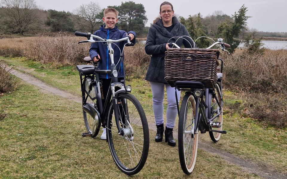 Lars en moeder Wendy trainen alvast om in één dag 200 km op de fiets af te kunnen leggen.