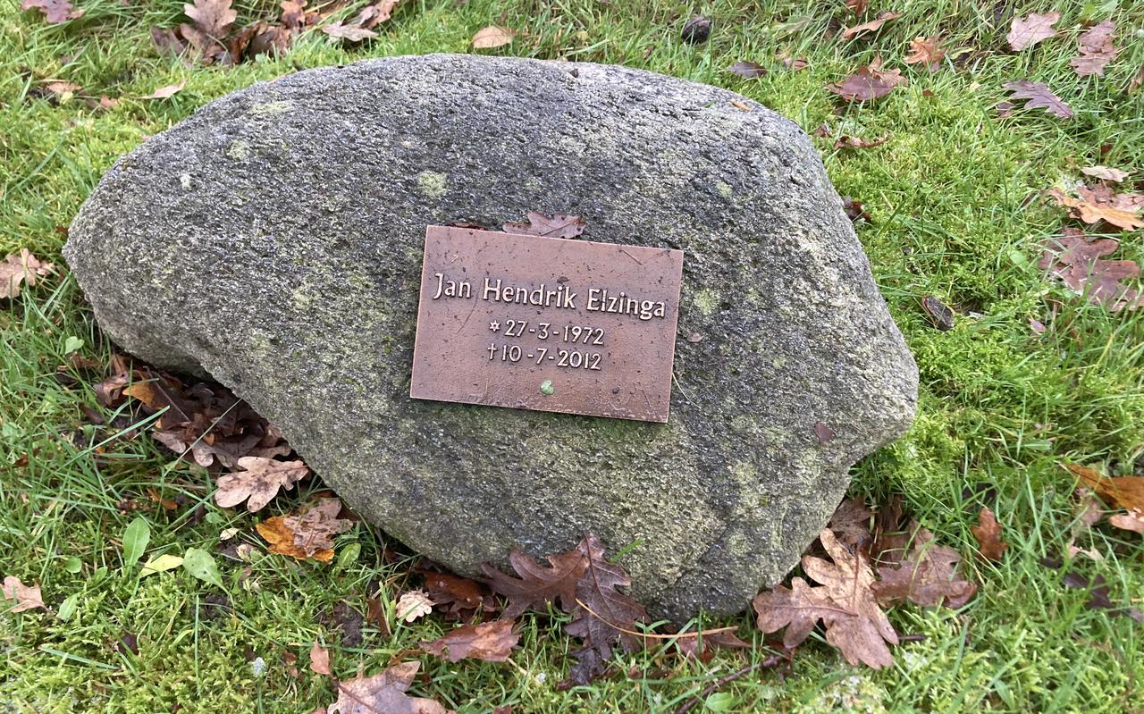 Een steen met een naamplaatje, ter nagedachtenis, op de plek waar Jan Elzinga het leven liet