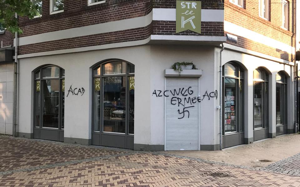 Een winkelpand op de hoek van de Oudestraat en de Nieuwehuizen werd beklad.