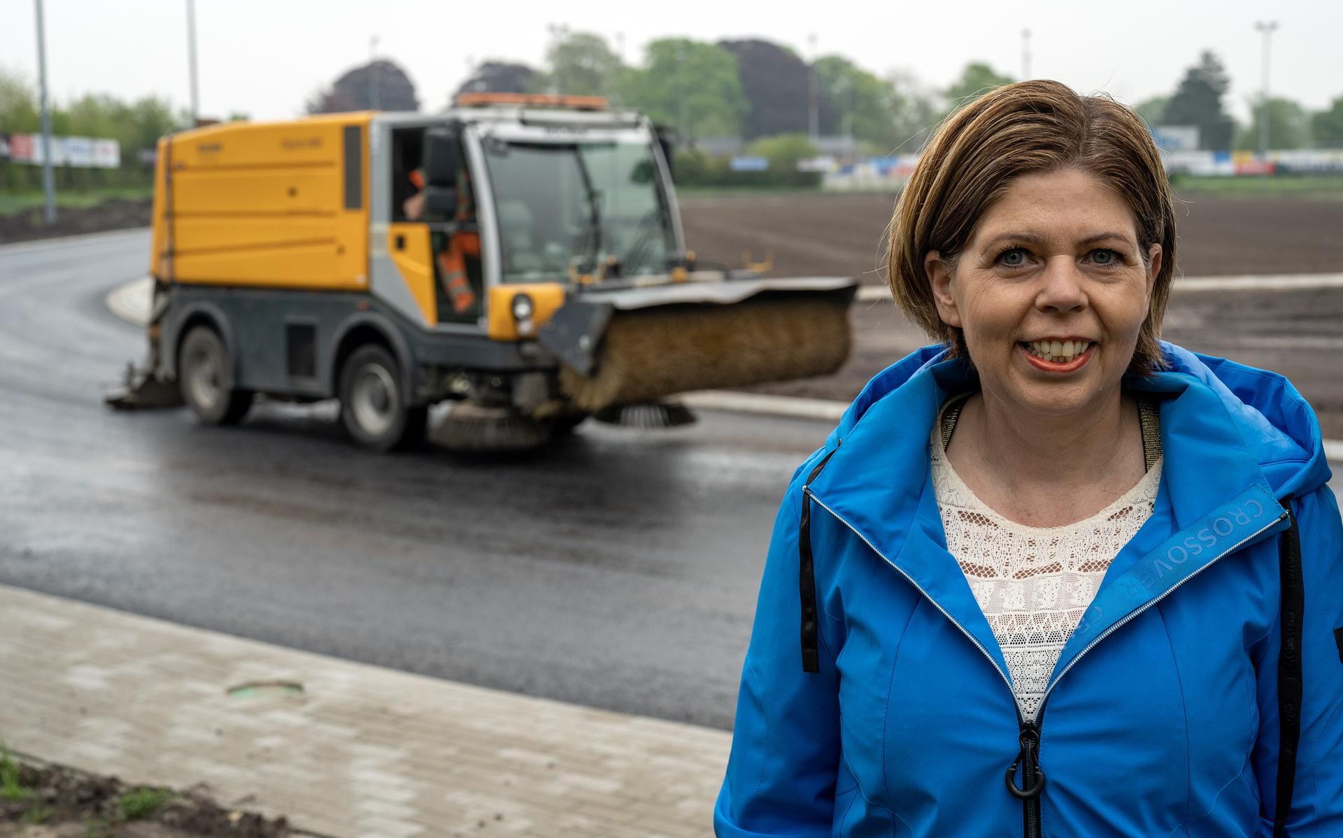 Margriet Sieben, voorzitter van de ijsvereniging, op de baan in Veenoord die deze week werd geasfalteerd.