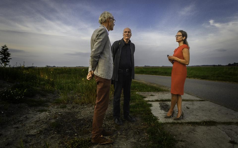 Afzwaaiend gedeputeerde Homan in Finsterwolde in debat met opponenten van een zonnepark: ,,Ze gaat de discussie met voor en tegenstanders niet uit de weg.''