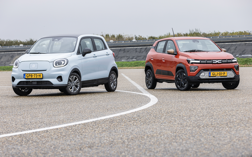 De Leapmotor T03 (links) en Dacia Spring (rechts) behoren tot de goedkoopste auto’s van Nederland.  