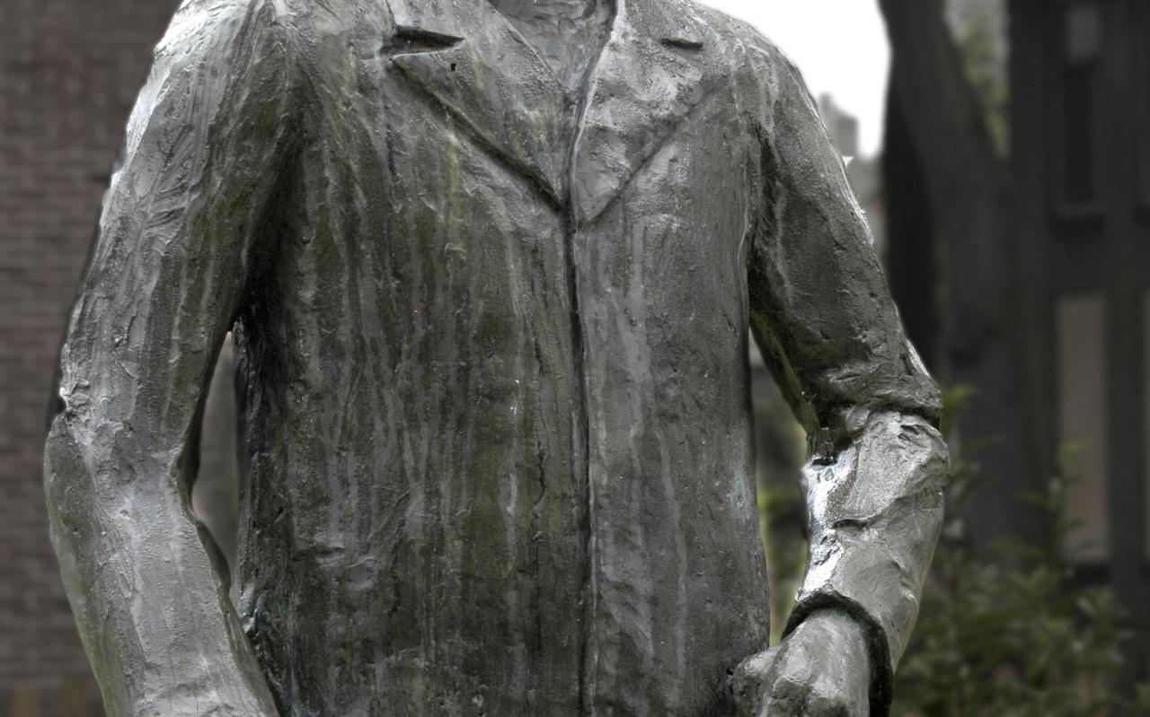 In 1982 werd in Nes op Ameland een bronzen beeld van Jan de Jong onthuld, gemaakt door Frans Ram. Het toont de kardinaal zoals hij op het eiland rondliep: eenvoudig. Foto: Archief