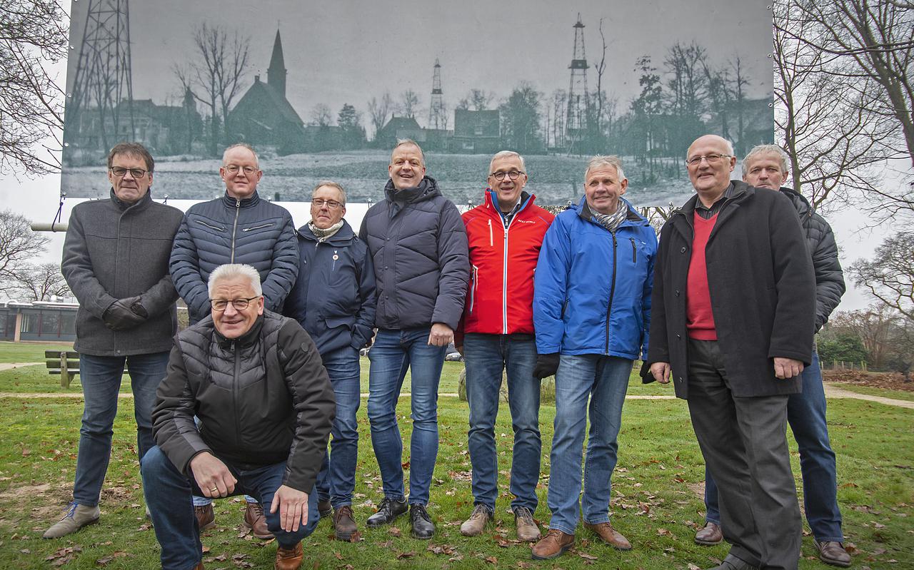Een deel van de mensen dat betrokken is bij het bevrijdingsfeest in Schoonebeek. Op achtergrond een van de vijftien grote foto's uit de jaren veertig die afgedrukt worden op een groot spandoek.