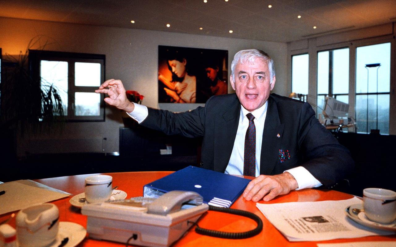 Topman Wim Dik in 1998 in zijn werkkamer in Groningen. Foto: Archief DvhN. Topman Wim Dik in 1998 in zijn werkkamer in Groningen. Foto: Archief DvhN.