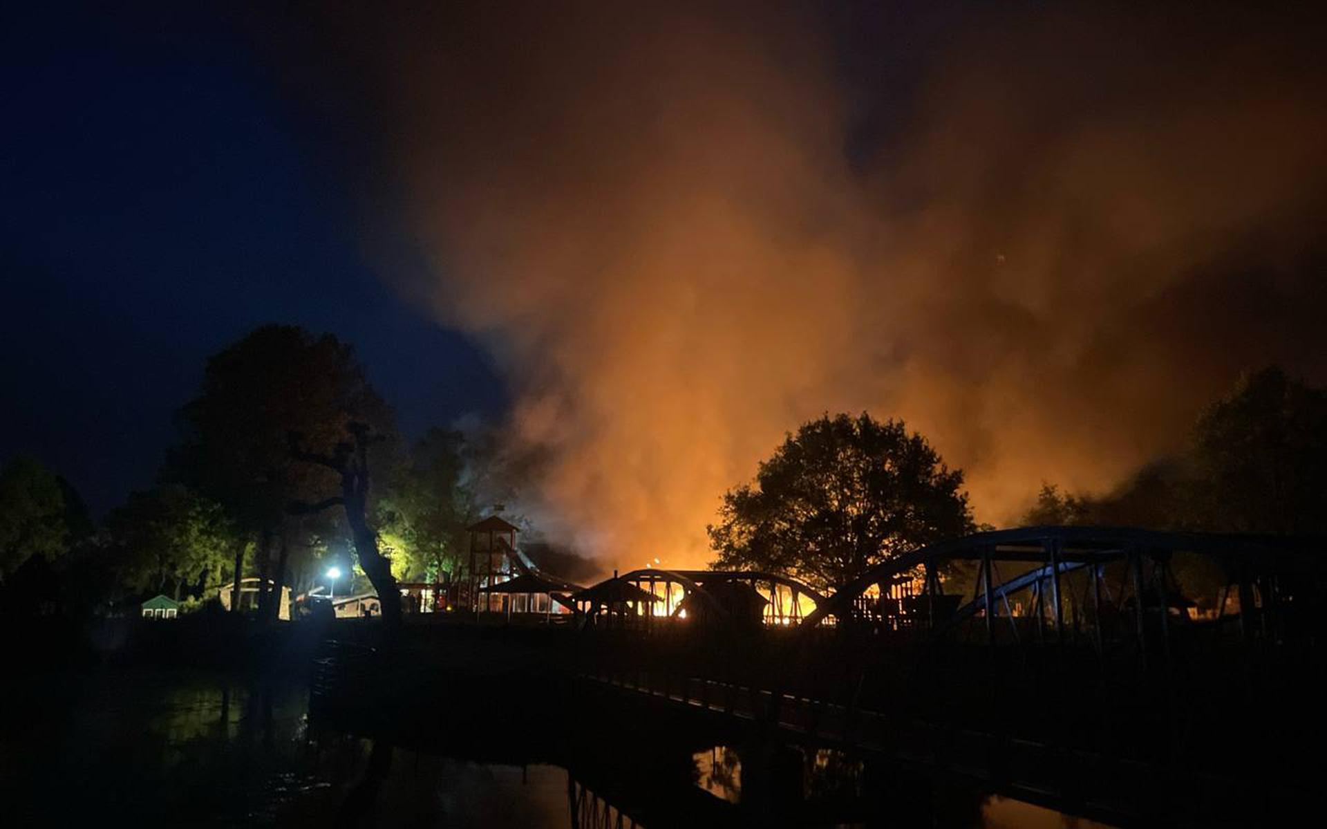 Op Landgoed Nienoord in Leek is maandagavond brand ontstaan.