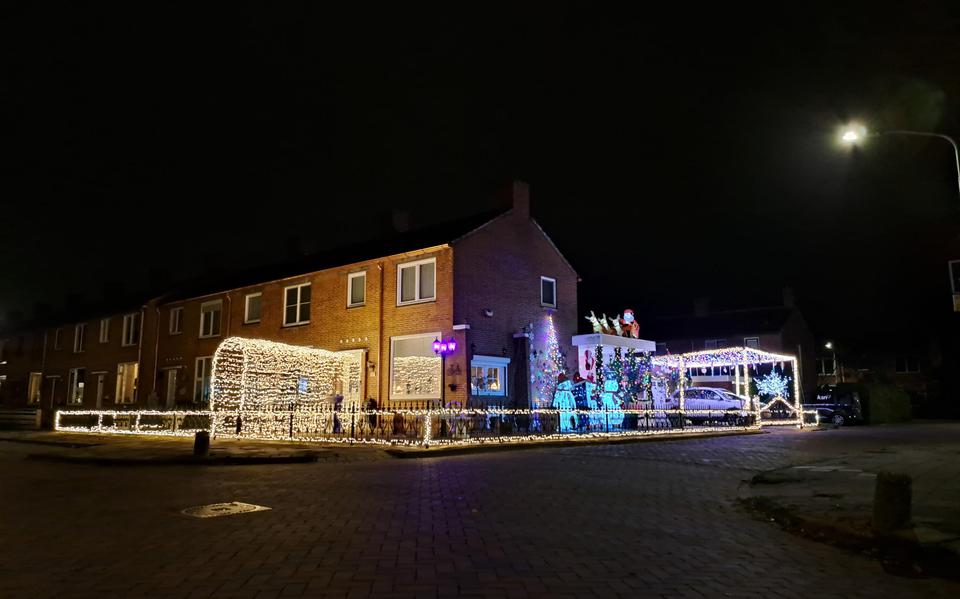 "Ik vind het gezellig voor de buurt", zegt Franco Jager die de Van Heemskerckstraat met zijn kerstverlichting een feestelijke uitstraling geeft. 