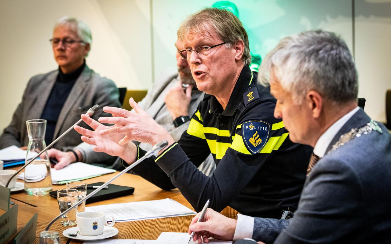 Politiechef Gery Veldhuis (met rechts burgemeester Velema) zegde in 2019 de raad van Westerwolde een volwaardig bureau toe.  