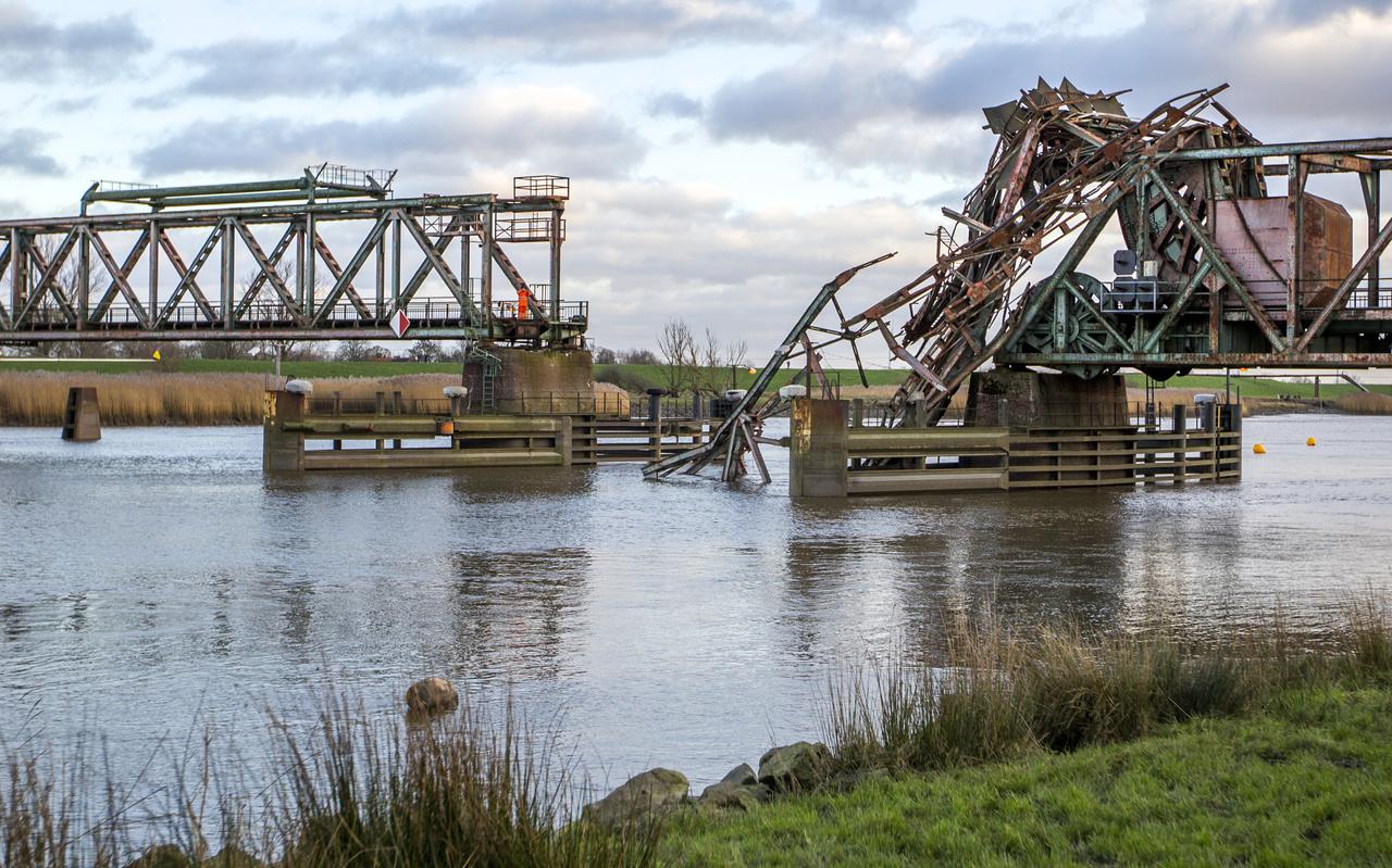 Het trieste beeld van de spoorbrug direct nadat een vrachtschip op 3 december 2015 de brug ramde. 