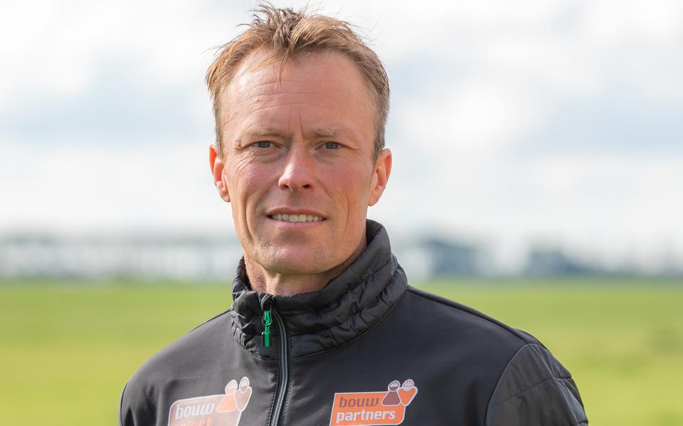 Ploegleider Piet Hijlkema van schaatsteam Bouwselect.