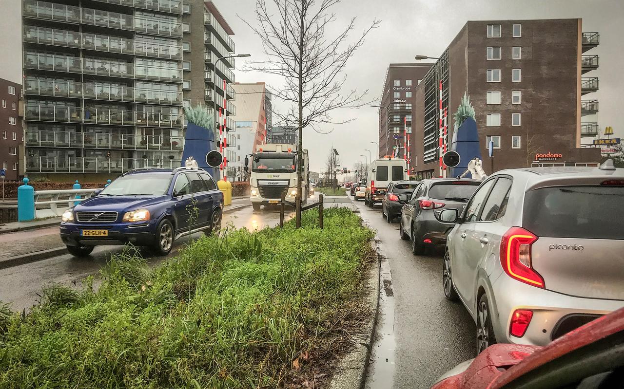 Volop bouwen en dan met de auto in de file. Zo moet het volgens veel gemeenteraadsleden in Groningen niet. Wel andersom: eerst een duurzaam mobiliteitsplan en dan bouwen op plekken waar dat het beste kan. Volop bouwen en dan met de auto in de file. Zo moet het volgens veel gemeenteraadsleden in Groningen niet. Wel andersom: eerst een duurzaam mobiliteitsplan en dan bouwen op plekken waar dat het beste kan.
