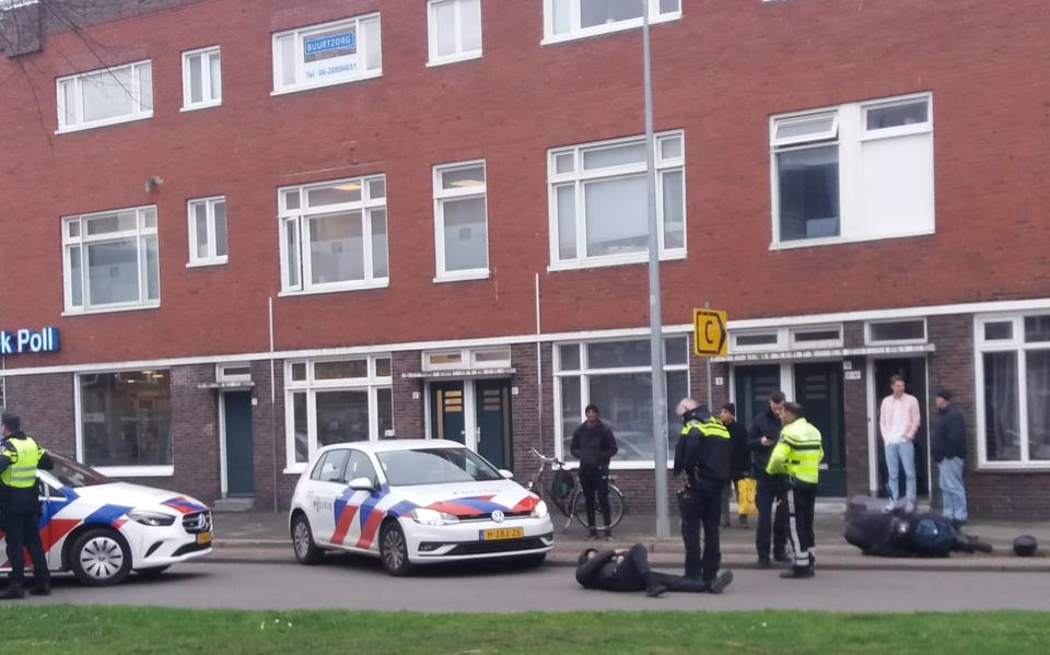 Bijrijder springt van scooter, slaat op de vlucht en wordt aangereden door politiewagen in Groningen. Bijrijder springt van scooter, slaat op de vlucht en wordt aangereden door politiewagen in Groningen.