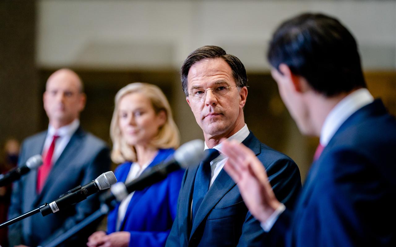Gert-Jan Segers (ChristenUnie), Sigrid Kaag (D66), Mark Rutte (VVD) en Wopke Hoekstra (CDA) tijdens de persconferentie over het coalitieakkoord.
