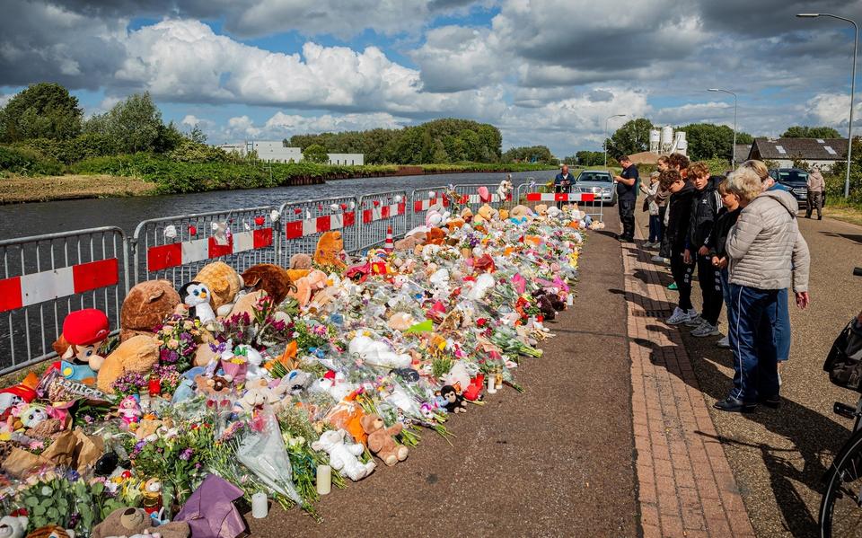 Een beeld van de enorme bloemenzee en vele knuffels langs het kanaal aan de Renselweg in Winschoten. 