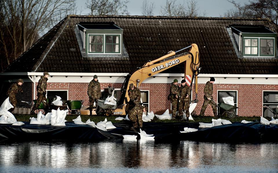 Woltersum, 7 januari 2012.  Het leger legt zandzakken bij de kade van het Eemskanaal.