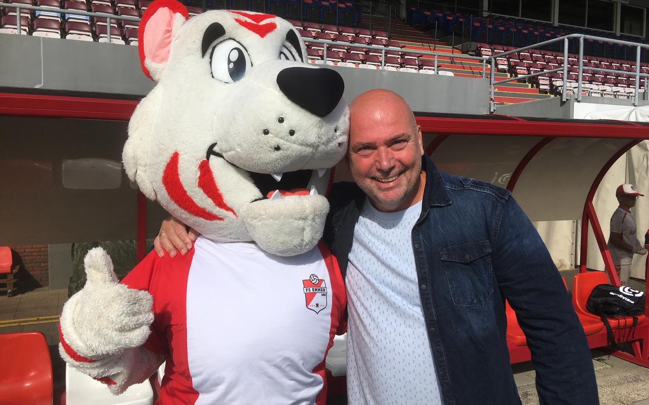Sportcommentator Leo Oldenburger met FC Emmen-mascotte Sibi. Sportcommentator Leo Oldenburger met FC Emmen-mascotte Sibi.
