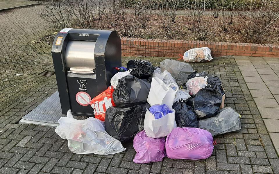 Veel mensen plaatsen hun zak naast de ondergrondse container omdat het pasje niet werkt of omdat ze niet willen betalen. 