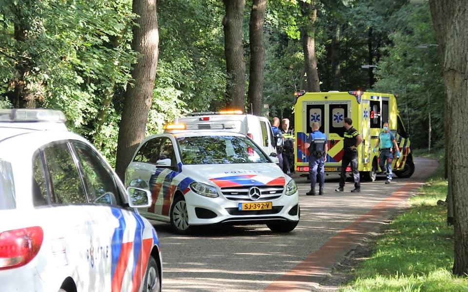 Scooterrijder gewond na ongeluk in Apeldoorn: slachtoffer met spoed naar ziekenhuis. Scooterrijder gewond na ongeluk in Apeldoorn: slachtoffer met spoed naar ziekenhuis.