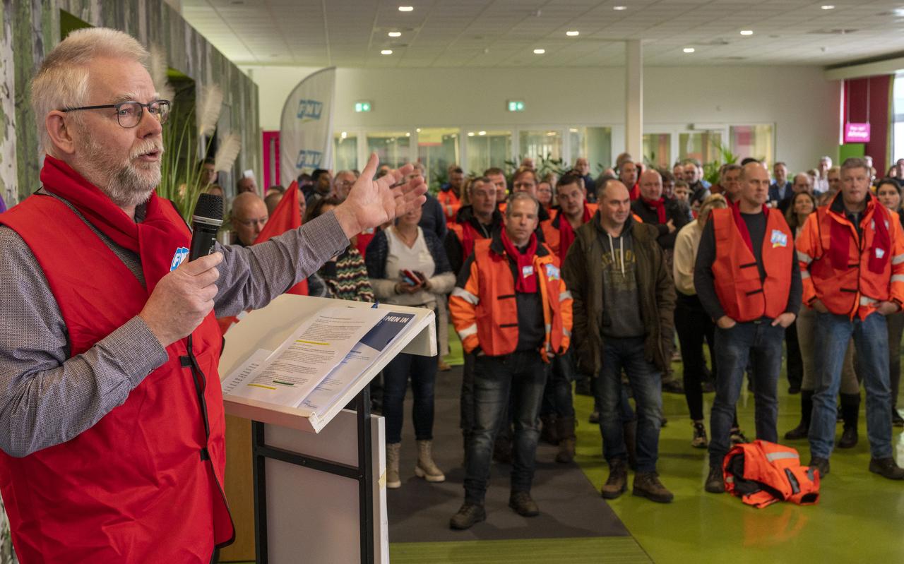 Actievoerder Wim Boonstra voor de troepen. Actievoerder Wim Boonstra voor de troepen.