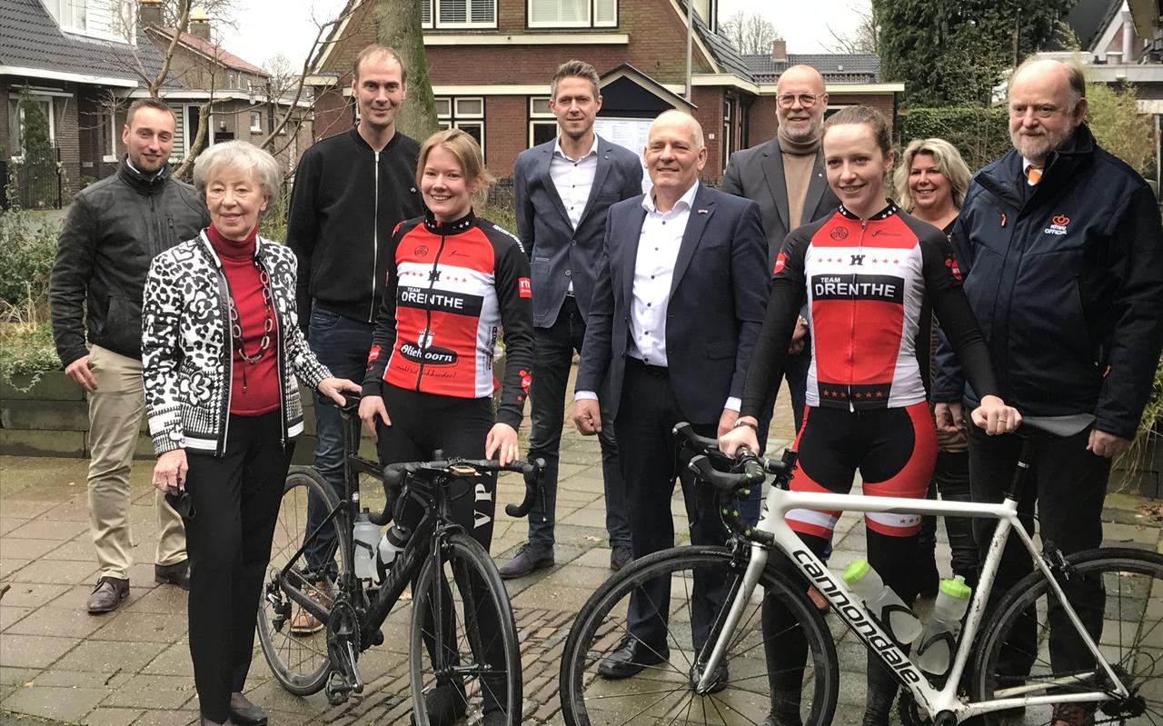 Enkele hotshots en sponsors uit de noordelijke wielerwereld die zich woensdag verzamelden in Westerbork, met onder anderen Femmy van Issum van de Ronde van Drenthe (tweede van links), organisator Thijs Rondhuis (derde van links), gedeputeerde Henk Brink (midden) en voorzitter Rikus Bartol van KNWU-Noord (rechts).