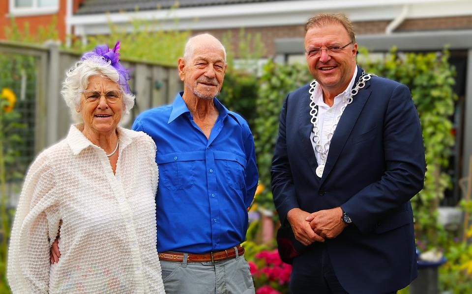 Piety en Thom werden namens de gemeente Oldambt gefeliciteerd met hun diamanten huwelijk door wethouder Erich Wünker.
