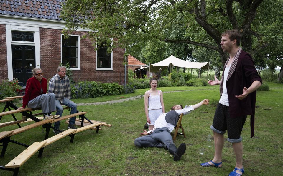 Spelers tijdens de doorloop van de voorstelling Het Huwelijksfeest door Het Tuintheater. 